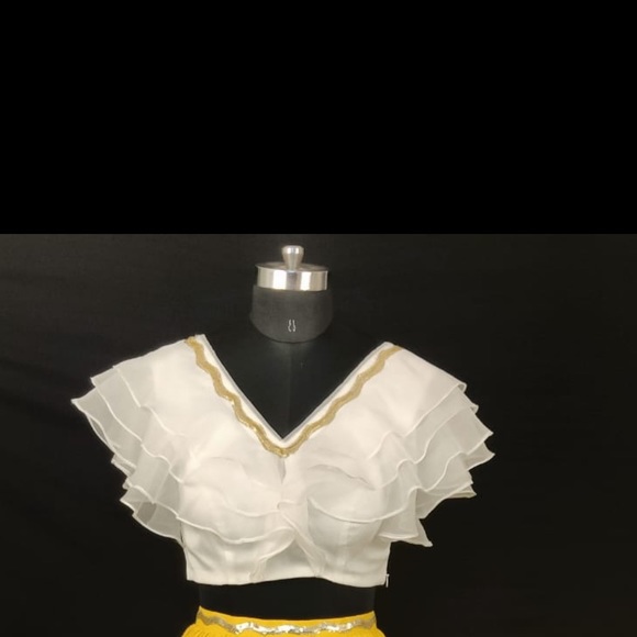 White croptop/ lehenga/ choli - Picture 2 of 3